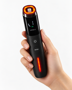 Main tenant le Booster Visage VELYSERA noir, écran allumé et tête LED orange