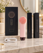 Brosse nettoyante visage rose présentée avec son coffret noir et son câble USB