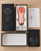 Coffret de la brosse nettoyante visage avec appareil rose, câble USB et manuel