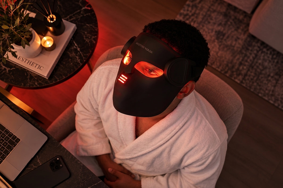 Homme portant le masque LED VELYSERA noir dans une ambiance de détente